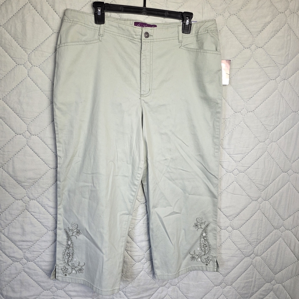 Light Green Cropped Pants with Embroidery